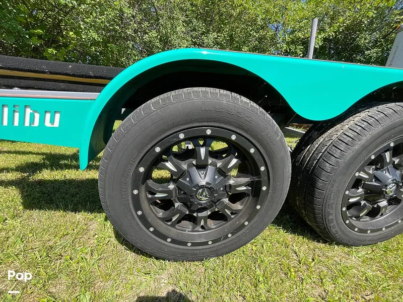 Slide: The Image of Malibu M240 2022 - 15788852