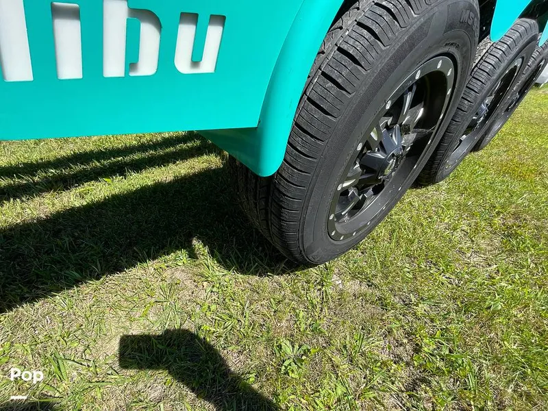 Slide: The Image of Malibu M240 2022 - 15788853