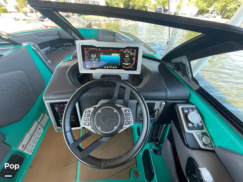 Slide: The Image of Malibu M240 2022 - 15788658