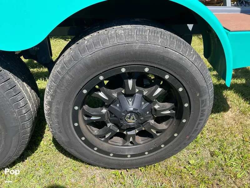 Slide: The Image of Malibu M240 2022 - 15788858