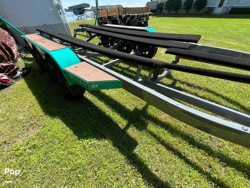 Slide: The Image of Malibu M240 2022 - 15788865