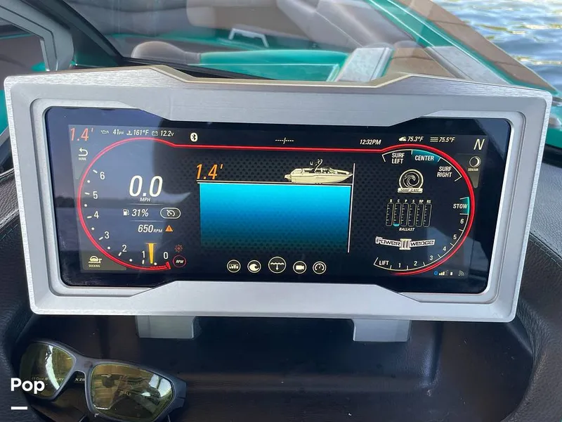 Slide: The Image of Malibu M240 2022 - 15788659