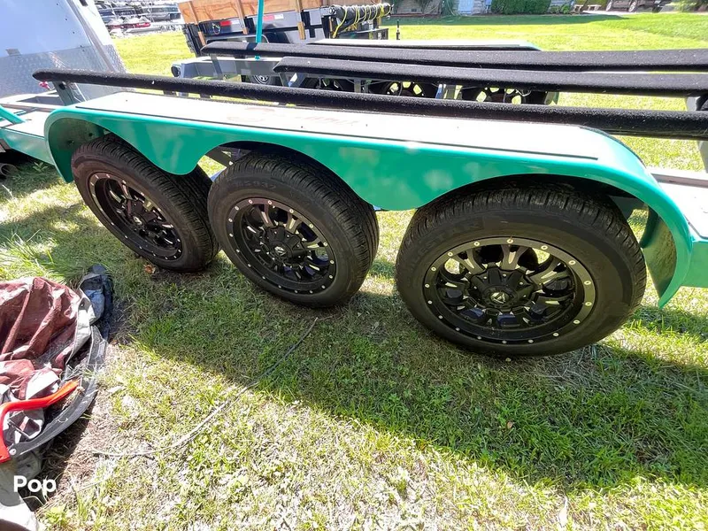 Slide: The Image of Malibu M240 2022 - 15788866