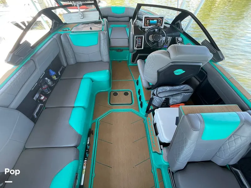 Slide: The Image of Malibu M240 2022 - 15786224