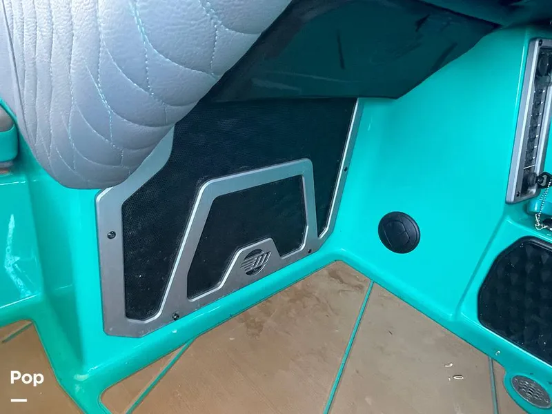 Slide: The Image of Malibu M240 2022 - 15788694