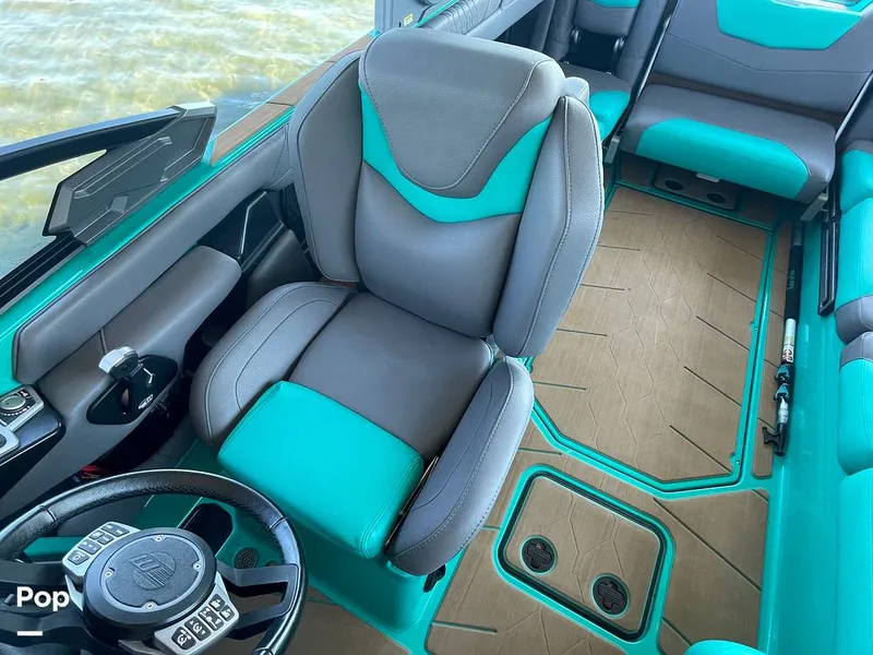 Slide: The Image of Malibu M240 2022 - 15788695