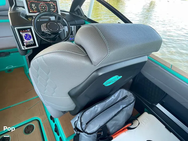 Slide: The Image of Malibu M240 2022 - 15788699