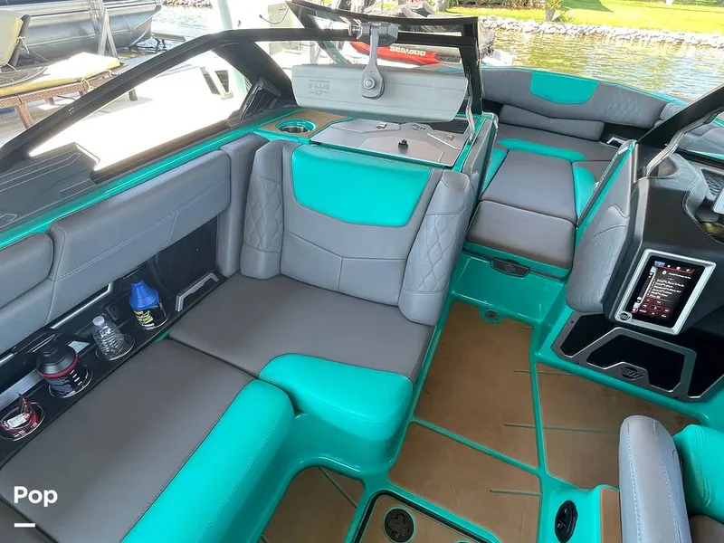 Slide: The Image of Malibu M240 2022 - 15788700