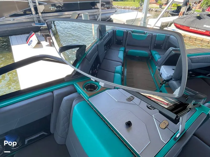 Slide: The Image of Malibu M240 2022 - 15788701