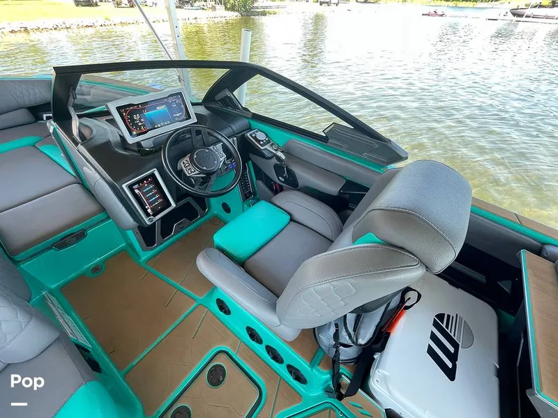 Slide: The Image of Malibu M240 2022 - 15786226