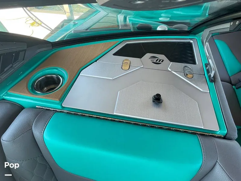 Slide: The Image of Malibu M240 2022 - 15788703