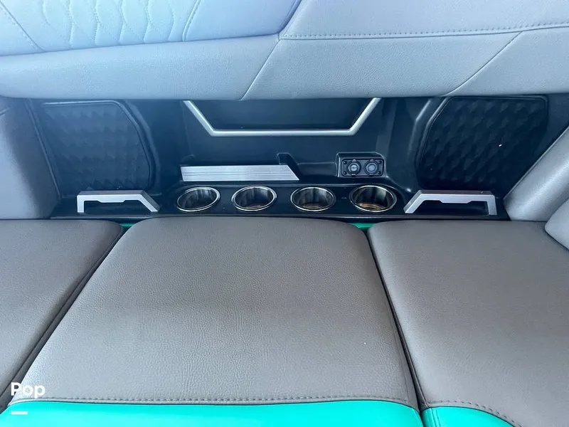 Slide: The Image of Malibu M240 2022 - 15788711