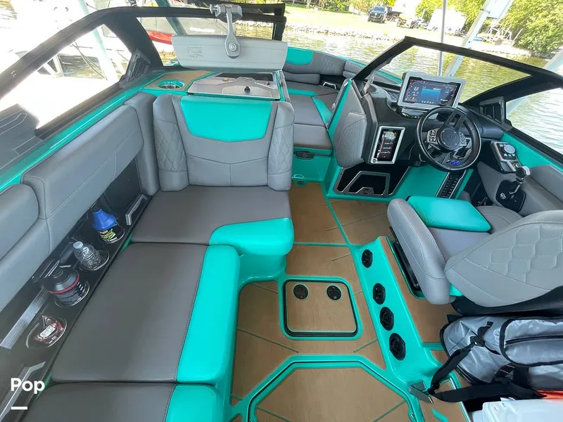 Slide: The Image of Malibu M240 2022 - 15786227