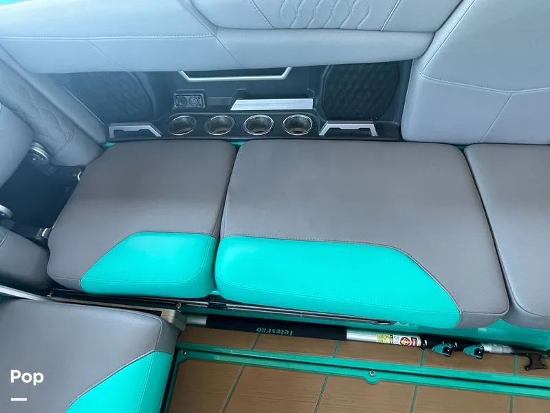 Slide: The Image of Malibu M240 2022 - 15788718