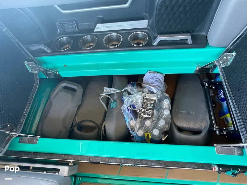 Slide: The Image of Malibu M240 2022 - 15788719