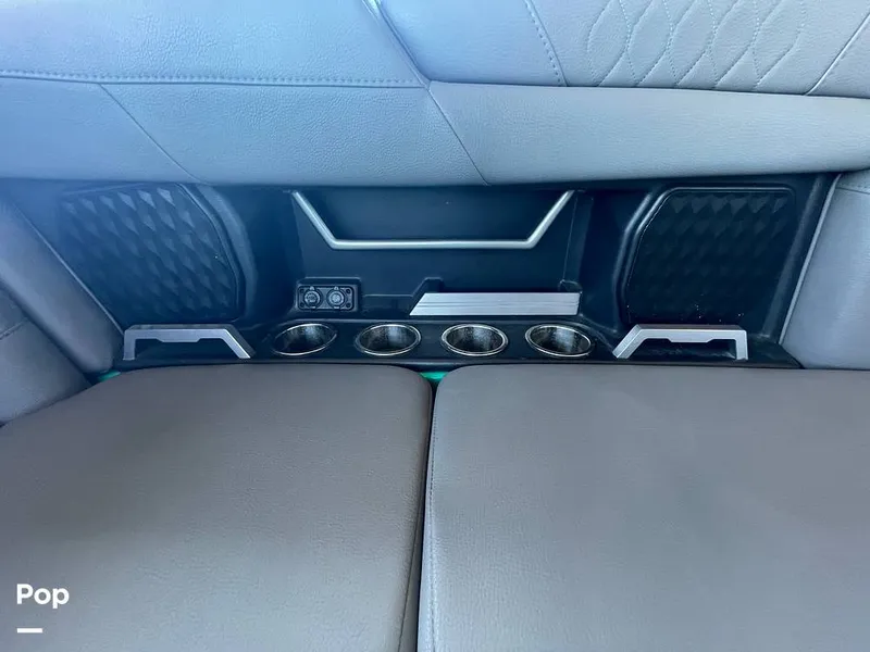 Slide: The Image of Malibu M240 2022 - 15788720