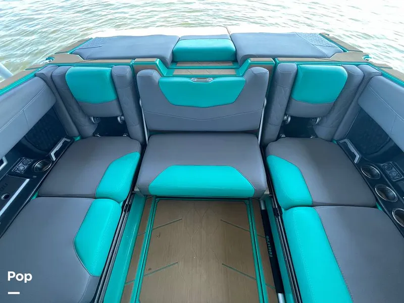 Slide: The Image of Malibu M240 2022 - 15788721