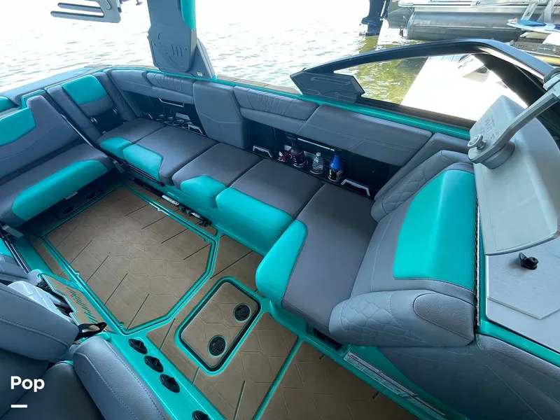 Slide: The Image of Malibu M240 2022 - 15786228