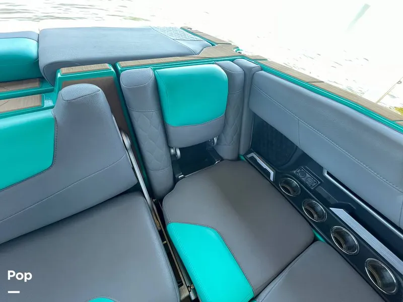 Slide: The Image of Malibu M240 2022 - 15788722