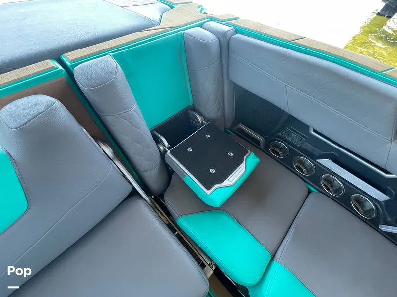 Slide: The Image of Malibu M240 2022 - 15788723