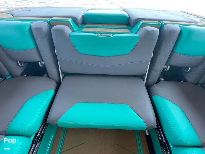 Slide: The Image of Malibu M240 2022 - 15788724