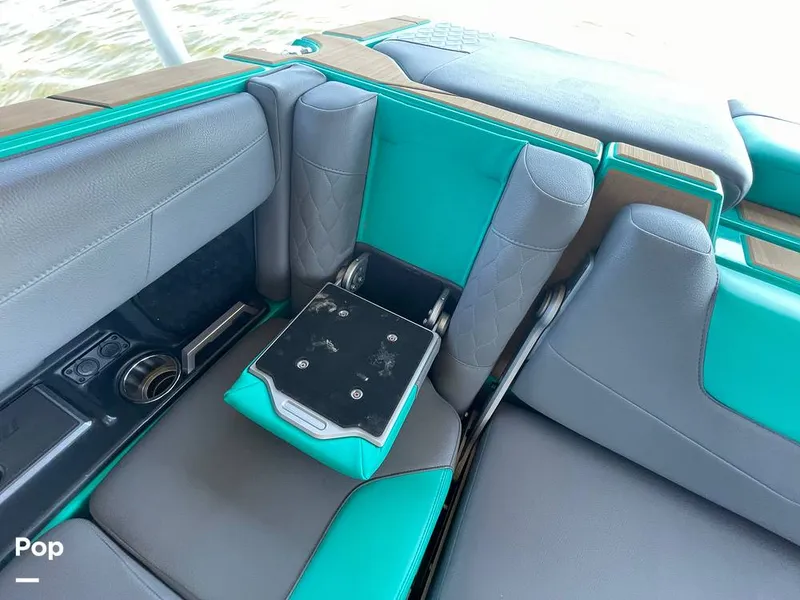 Slide: The Image of Malibu M240 2022 - 15788726