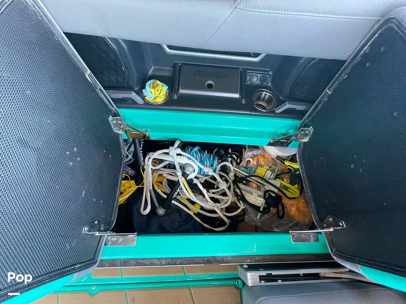 Slide: The Image of Malibu M240 2022 - 15788731