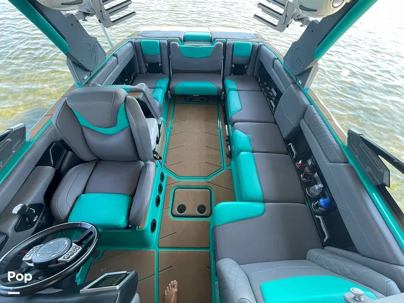 Slide: The Image of Malibu M240 2022 - 15786229