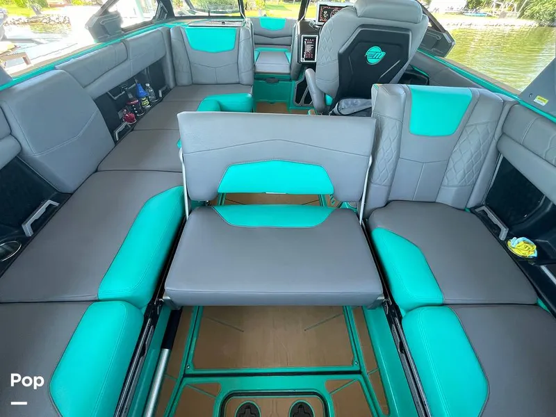 Slide: The Image of Malibu M240 2022 - 15788734