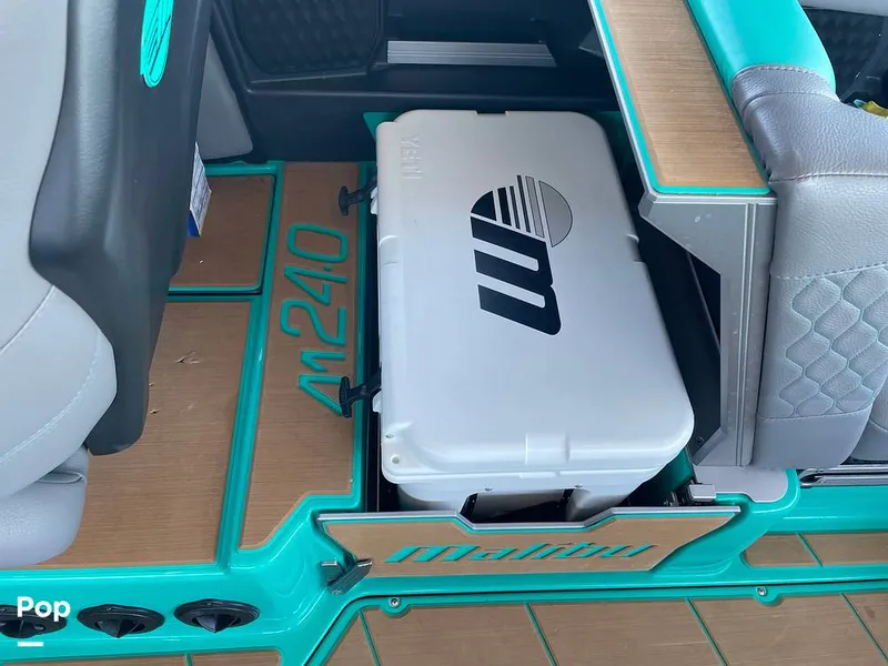 Slide: The Image of Malibu M240 2022 - 15788739