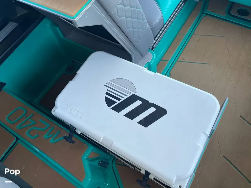 Slide: The Image of Malibu M240 2022 - 15788740