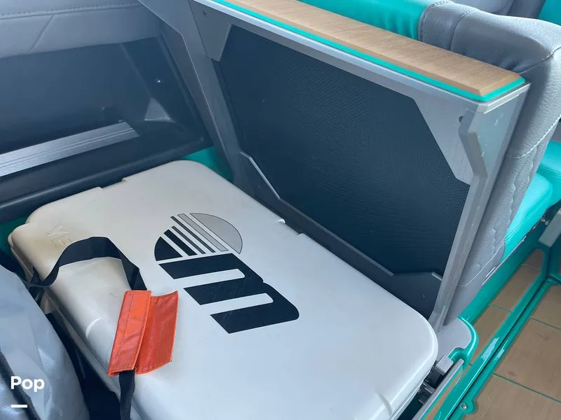 Slide: The Image of Malibu M240 2022 - 15788741