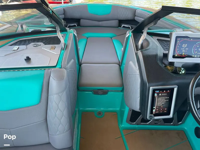 Slide: The Image of Malibu M240 2022 - 15788742