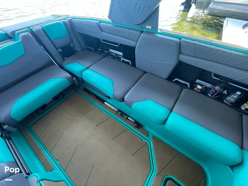 Slide: The Image of Malibu M240 2022 - 15786230