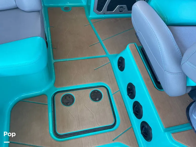 Slide: The Image of Malibu M240 2022 - 15788751