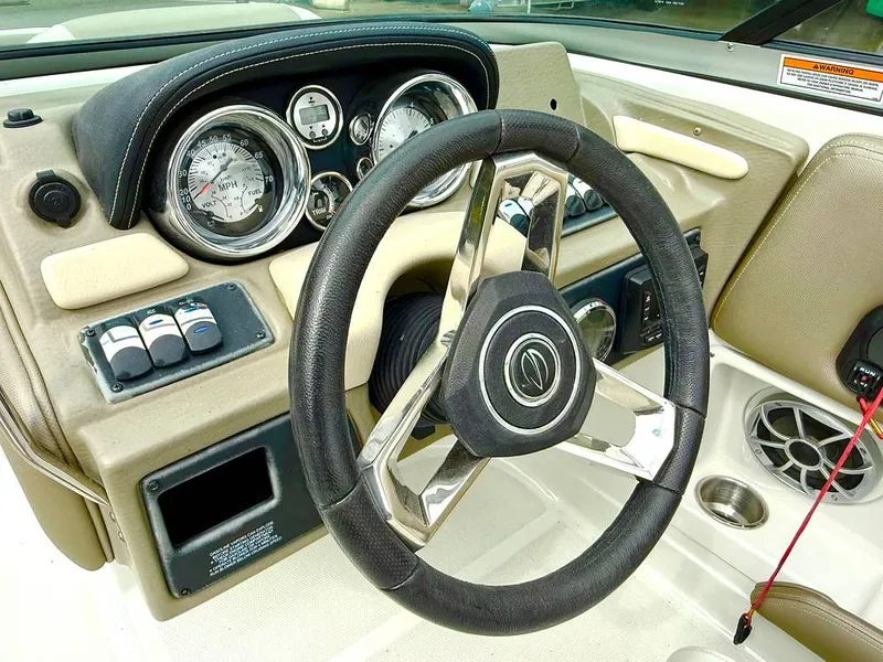 Slide: The Image of Crownline Boats E 215 XS 2022 - 15812190