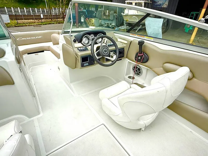 Slide: The Image of Crownline Boats E 215 XS 2022 - 15812187