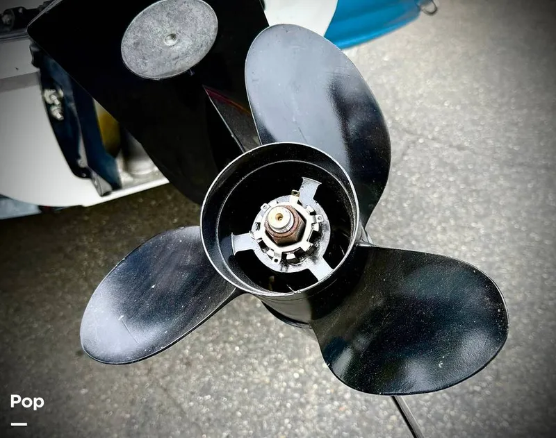 Slide: The Image of Crownline Boats E 215 XS 2022 - 15812154