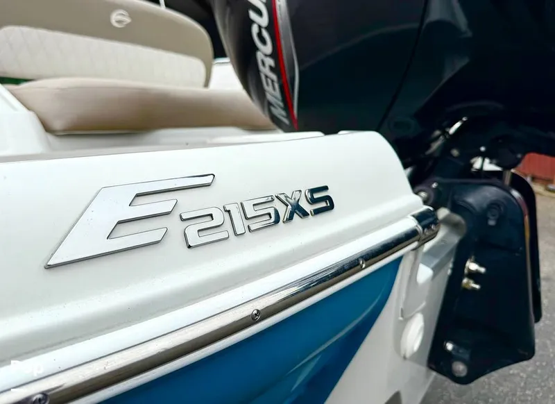 Slide: The Image of Crownline Boats E 215 XS 2022 - 15812156