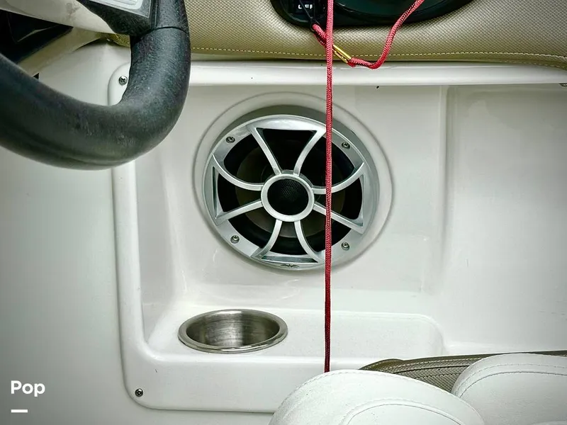 Slide: The Image of Crownline Boats E 215 XS 2022 - 15812193