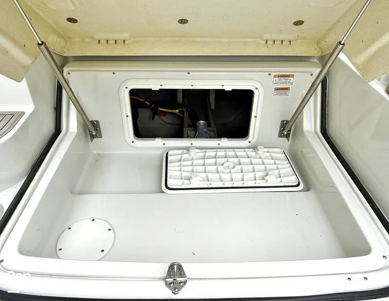 Slide: The Image of Crownline Boats E 215 XS 2022 - 15812205