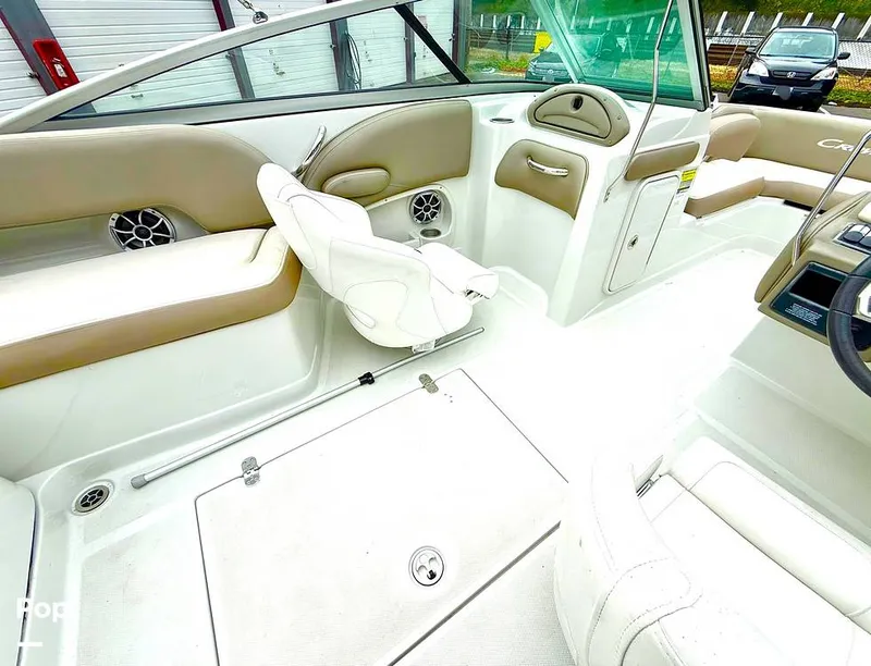 Slide: The Image of Crownline Boats E 215 XS 2022 - 15812208