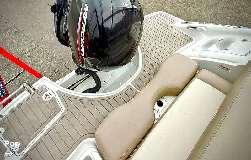 Slide: The Image of Crownline Boats E 215 XS 2022 - 15812213