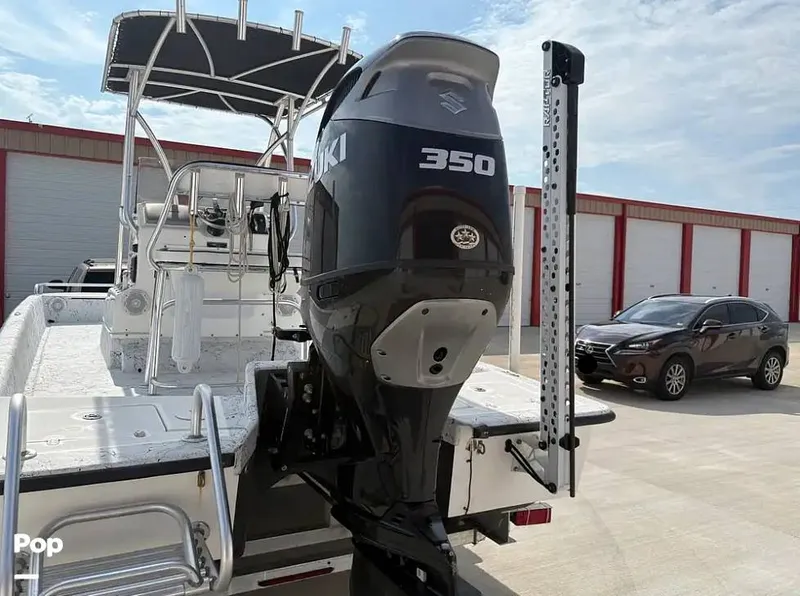 Slide: The Image of 2022 Suzuki 350hp Engine/power Pole - 15833652