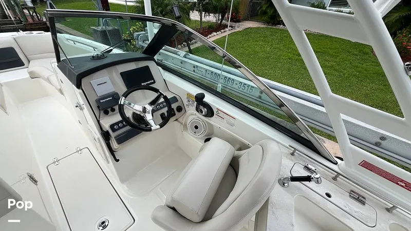 Slide: The Image of Boston Whaler 230 Vantage 2019 - 15825072