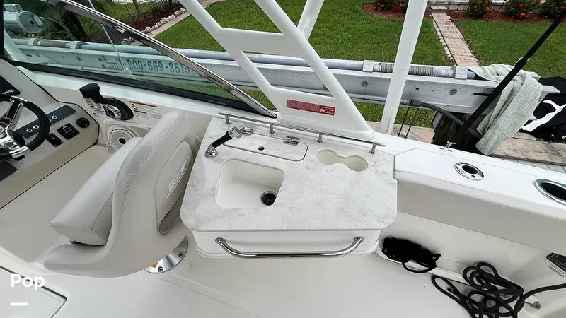 Slide: The Image of Boston Whaler 230 Vantage 2019 - 15825075
