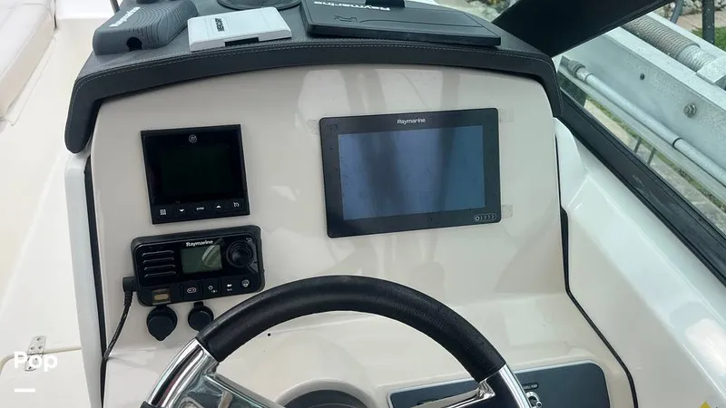 Slide: The Image of Boston Whaler 230 Vantage 2019 - 15825076