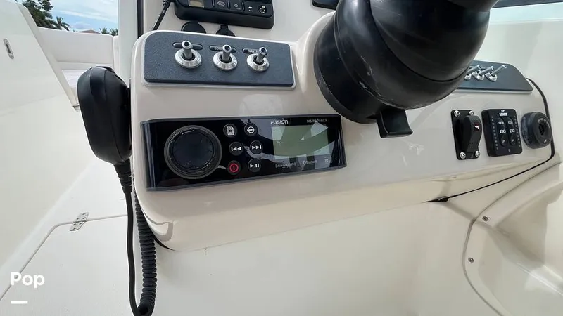 Slide: The Image of Boston Whaler 230 Vantage 2019 - 15825114