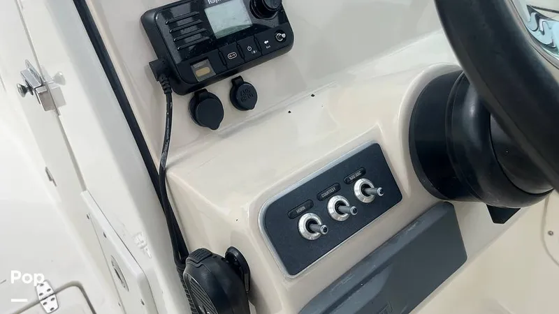 Slide: The Image of Boston Whaler 230 Vantage 2019 - 15825079