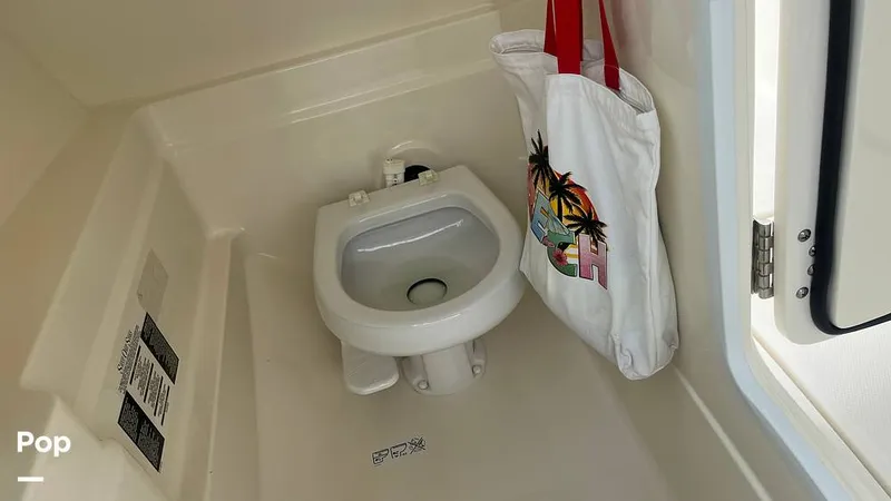 Slide: The Image of Boston Whaler 230 Vantage 2019 - 15825082